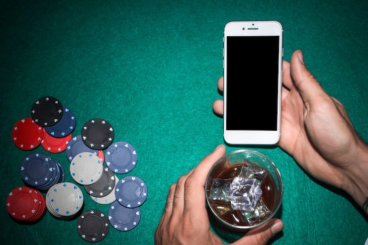 Pengguna membaca informasi akun melalui ponsel